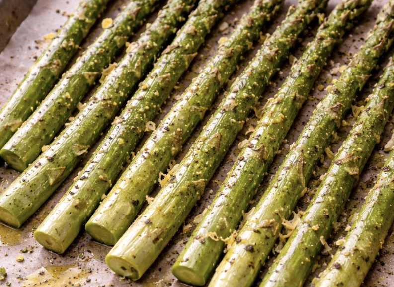 Gebratenes Lachsfilet mit Zitronen-Dill-Sauce & Ofenspargel_1