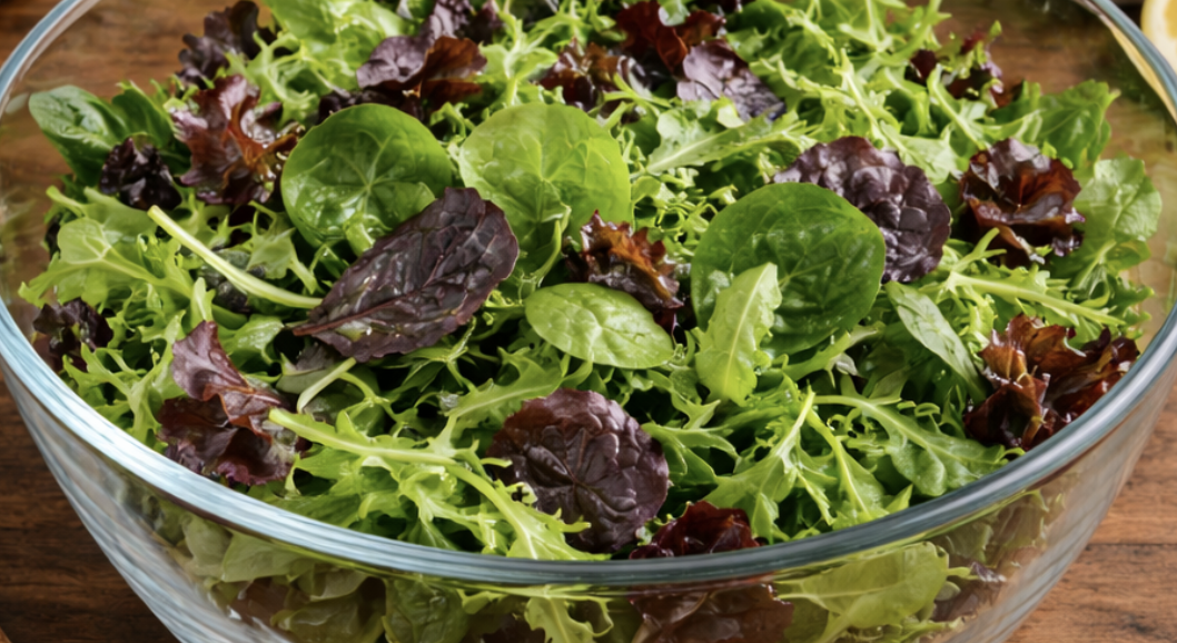 Salatblätter mit Pilzen und Walnüssen_1