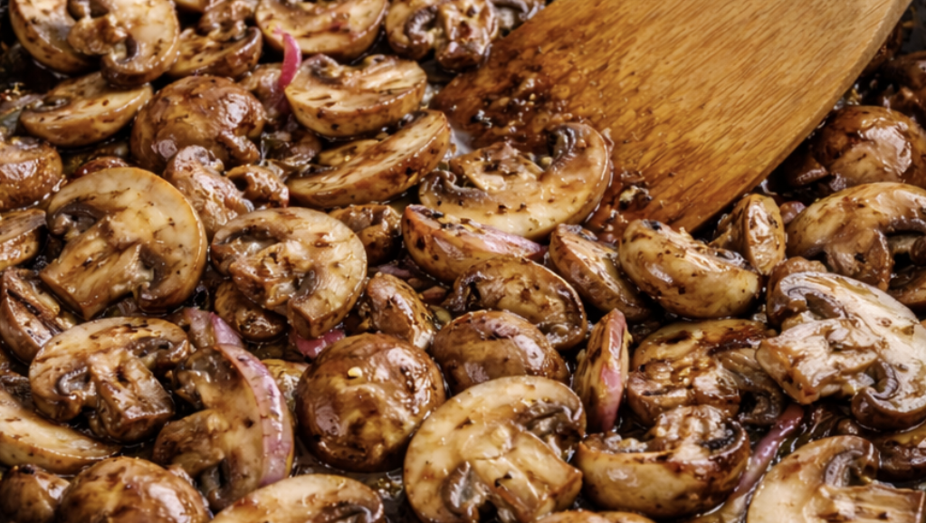 Salatblätter mit Pilzen und Walnüssen_3