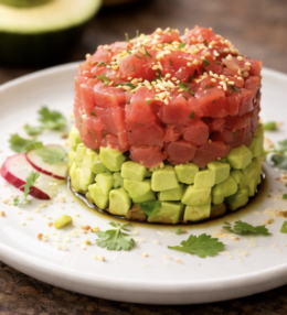 Thunfisch-Tatar mit Avocado & Sesam