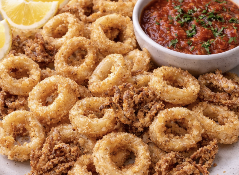 Knusprige Calamari mit Zitrone und Marinara-Sauce_4