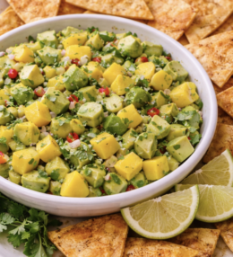 Avocado-Mango-Salsa mit Tortilla-Chips