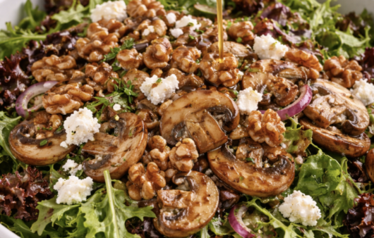 Salatblätter mit Pilzen und Walnüssen_5