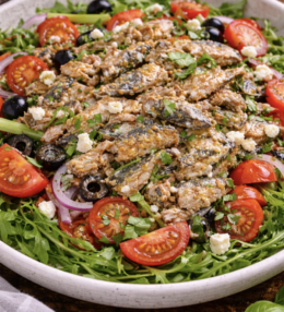 Mediterraner Sardinen-Salat mit Tomaten & Oliven