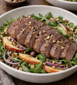 Wildschwein-Salat mit Apfel & Haselnüssen