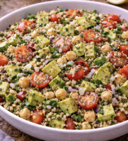 Quinoa-Salat mit Avocado & Kichererbsen