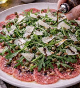 Rindercarpaccio mit Rucola und Parmesan