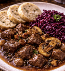 Hirschragout mit Pilzen & Rotkohl