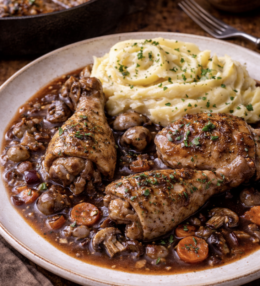 Coq au Vin (Hähnchen in Rotwein geschmort)