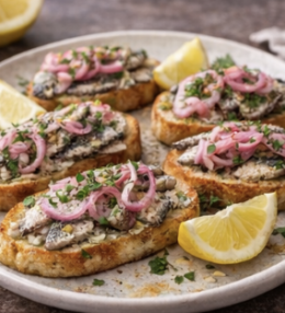 Sardine Toasts mit eingelegten Schalotten