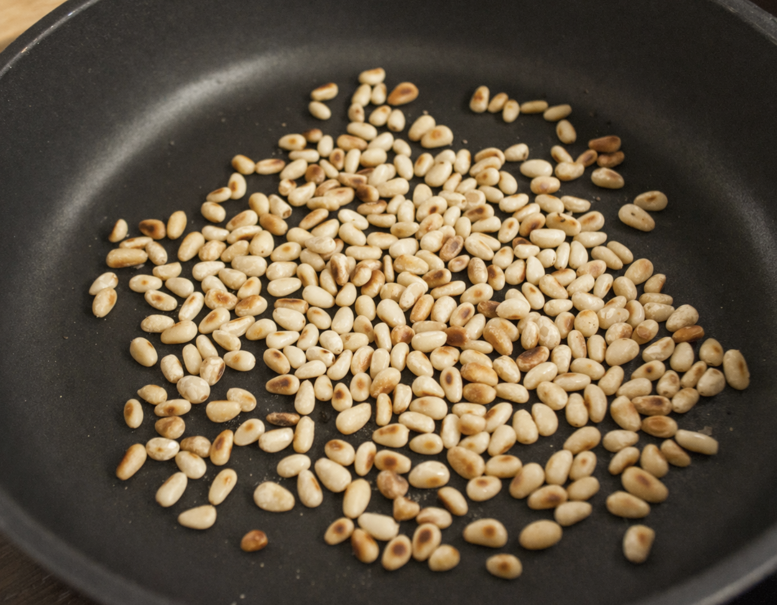 Rucola-Salat mit Parmesan & Pinienkernen_1