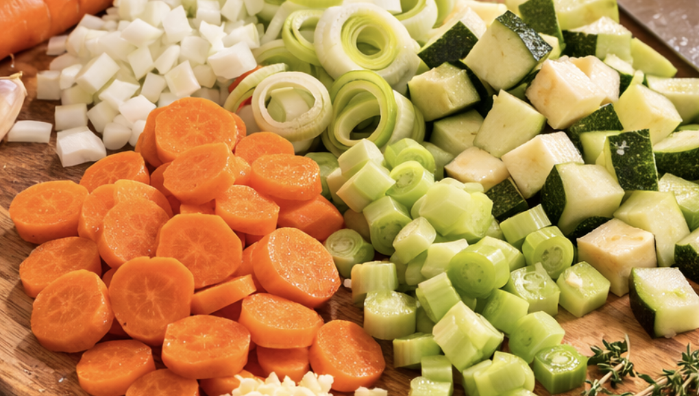 Klare Gemüsesuppe mit frischen Kräutern_1