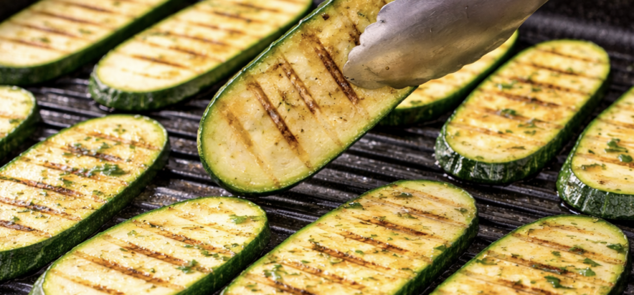 Gegrillte Zucchiniröllchen mit Frischkäse und Kräutern_2