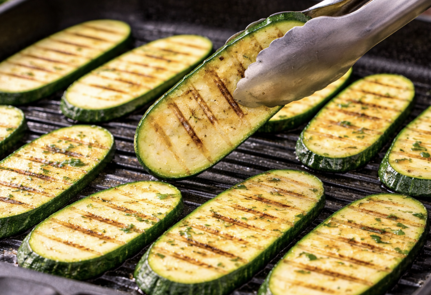 Gegrillte Zucchiniröllchen mit Frischkäse und Kräutern_2