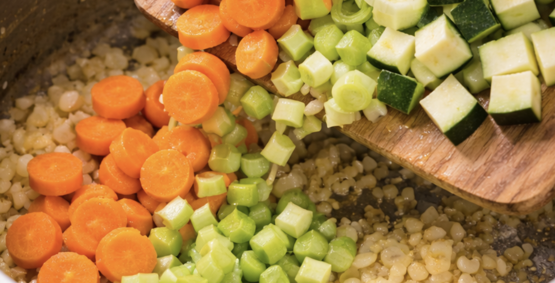 Klare Gemüsesuppe mit frischen Kräutern_3