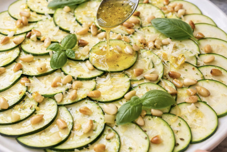 Zucchini-Carpaccio mit Parmesan und Pinienkernen_5