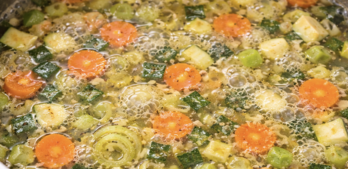 Klare Gemüsesuppe mit frischen Kräutern_5