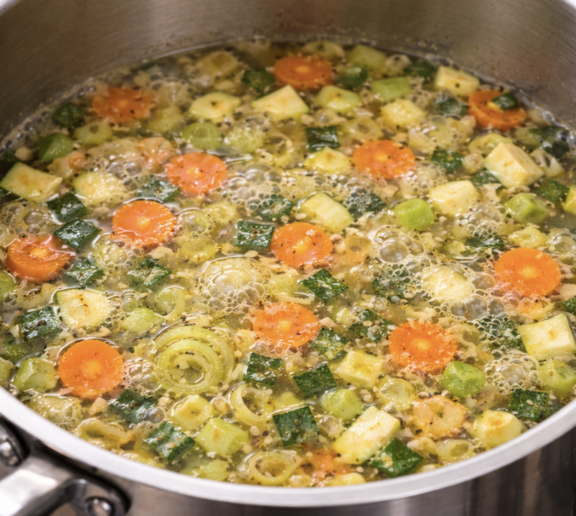 Klare Gemüsesuppe mit frischen Kräutern_5