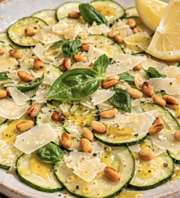 Zucchini-Carpaccio mit Parmesan und Pinienkernen