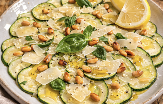 Zucchini-Carpaccio mit Parmesan und Pinienkernen_6