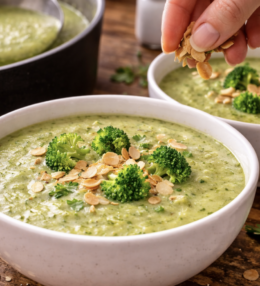 Brokkoli-Cremesuppe mit Mandeln