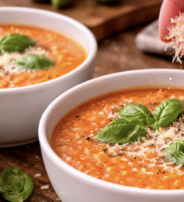 Tomaten-Gemüse-Suppe mit frischem Basilikum