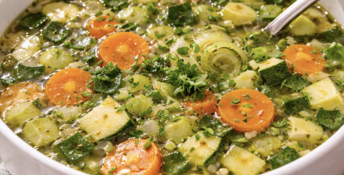 Klare Gemüsesuppe mit frischen Kräutern_7