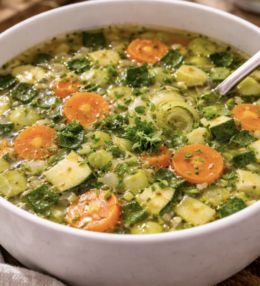 Klare Gemüsesuppe mit frischen Kräutern
