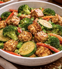 Gebratener Tofu mit Gemüse aus der Pfanne