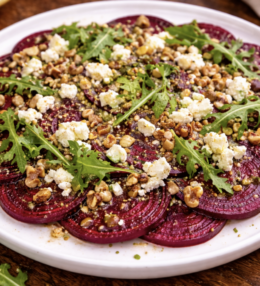 Rote-Bete-Carpaccio mit Feta und Walnüssen