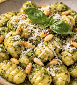 Pesto-Gnocchi mit Parmesan und Pinienkernen
