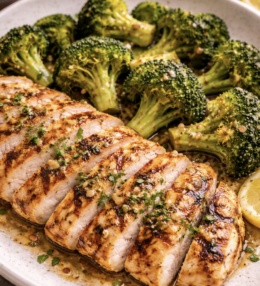 Gegrillte Hähnchenbrust mit Brokkoli und Zitronensauce