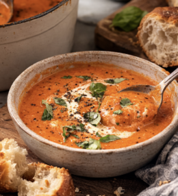 Paprika-Tomaten-Suppe mit Basilikum