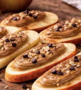 Apfelscheiben mit Erdnussbutter