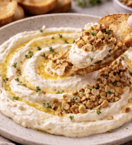 Whipped Ricotta mit Trüffelhonig & gerösteten Haselnüssen