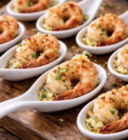 Knoblauchbuttergarnelen mit Chiliflocken in Minilöffeln