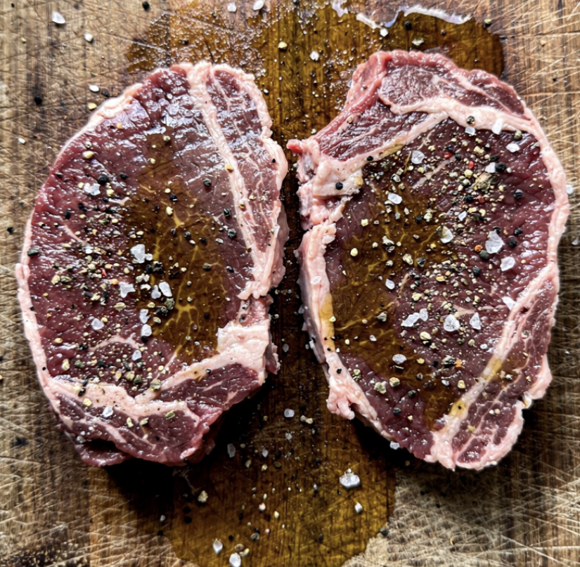 Gegrilltes Steak mit Knoblauchbutter und grünem Spargel_2