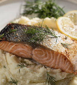 Low-Carb Ofengebackener Lachs mit Blumenkohlpüree