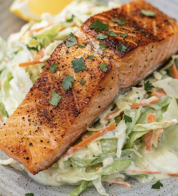 Cajun-Lachs mit Krautsalat