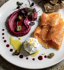 Gebeizter Lachs mit Rote-Bete-Creme & Meerrettich-Schmand