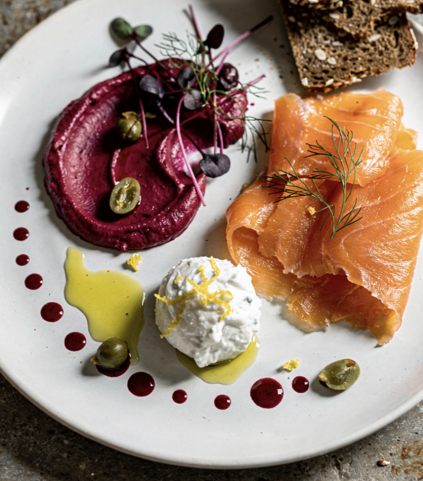 Gebeizter Lachs mit Rote-Bete-Creme & Meerrettich-Schmand_5