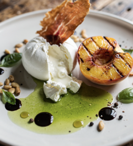 Burrata mit gegrilltem Pfirsich, Basilikumöl & Prosciutto-Chip