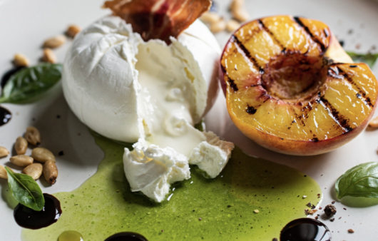 Burrata mit gegrilltem Pfirsich, Basilikumöl & Prosciutto-Chip_5