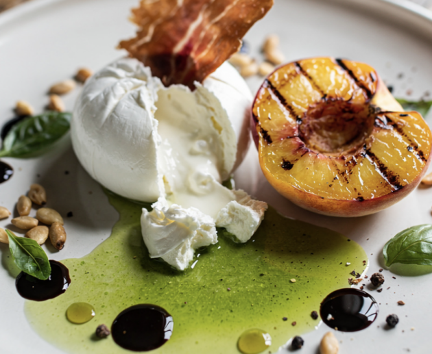 Burrata mit gegrilltem Pfirsich, Basilikumöl & Prosciutto-Chip_5