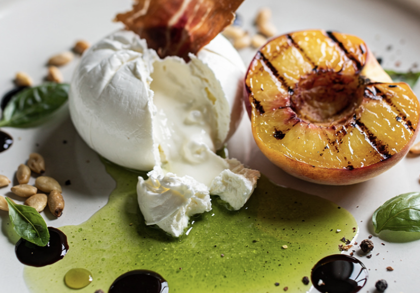 Burrata mit gegrilltem Pfirsich, Basilikumöl & Prosciutto-Chip_5